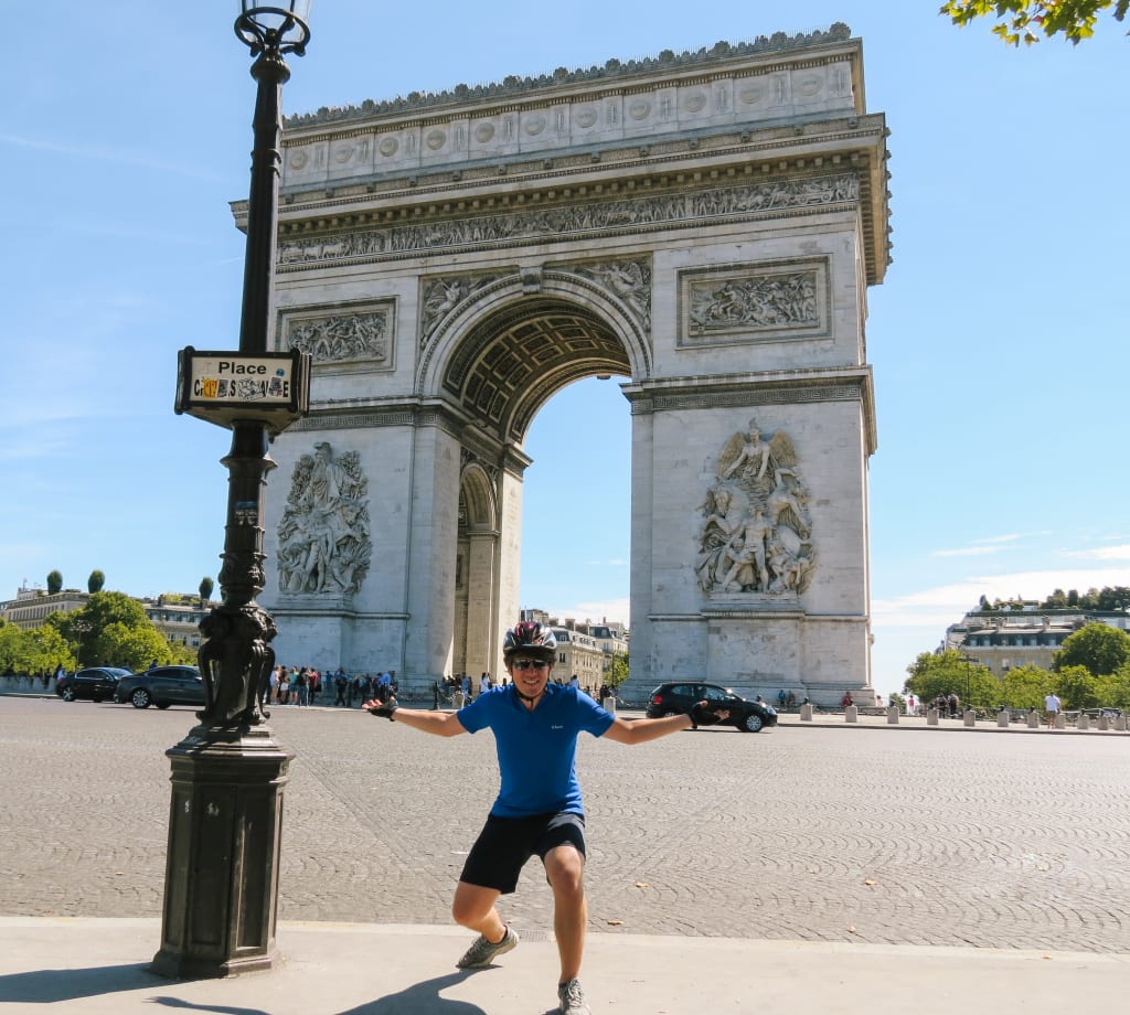 Tourist in front of the Arc de Triomphe in Paris